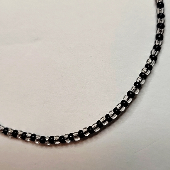 Black and clear beaded bracelet. - Picture 2 of 3